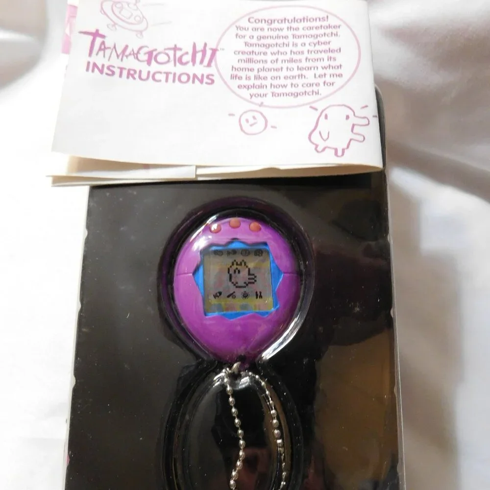 Bandai TAMAGOTCHI Electronic Virtual Reality Pet 1997 Purple